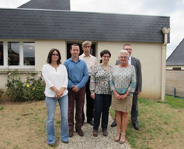 Au centre les trois médecins, le docteur Jean-Baptiste Cathelain, le docteur Philippe Gueguin et le docteur Perrine Vignaud. A gauche la secrétaire médicale Magali Le Fournis et à droite, la secrétaire médicale Ghyslaine Granger et le maire Jean-Jacques V