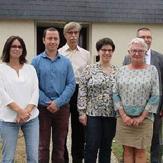 Au centre les trois médecins, le docteur Jean-Baptiste Cathelain, le docteur Philippe Gueguin et le docteur Perrine Vignaud. A gauche la secrétaire médicale Magali Le Fournis et à droite, la secrétaire médicale Ghyslaine Granger et le maire Jean-Jacques V