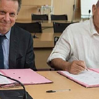 le 8 juillet 2015, Nicolas REVEL, Directeur général UNCAM et le Dr Richard LOPEZ, Président FNCS au cours de la séance de signature