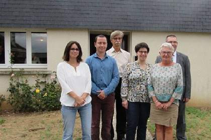Au centre les trois médecins, le docteur Jean-Baptiste Cathelain, le docteur Philippe Gueguin et le docteur Perrine Vignaud. A gauche la secrétaire médicale Magali Le Fournis et à droite, la secrétaire médicale Ghyslaine Granger et le maire Jean-Jacques V